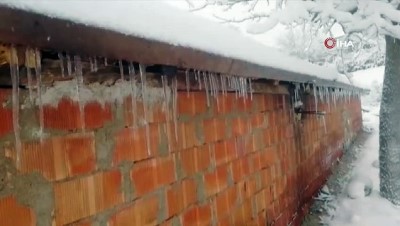 buz sarkitlari -  Kızıldam'da kar kalınlığı 15 santimi buldu, evlerin çatılarında buz sarkıtları oluştu  Videosu
