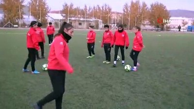  Futbolcu kızlar imkansızlıklar içinde çıktıkları maçlarda 1. Lig mücadelesi veriyor 