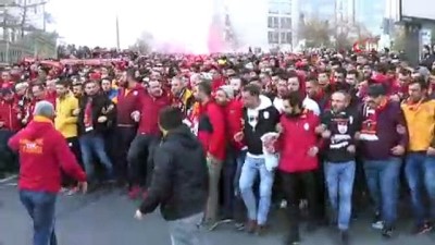derbi maci - Galatasaray taraftarı Vodafone Park’a ulaştı Videosu