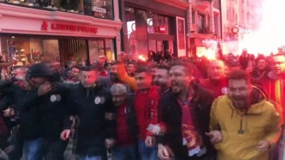 Galatasaraylılar, meşalelerle Dolmabahçe'ye gidiyor 