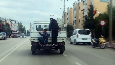  Kamyonet arkasında ölümüne yolculuk 