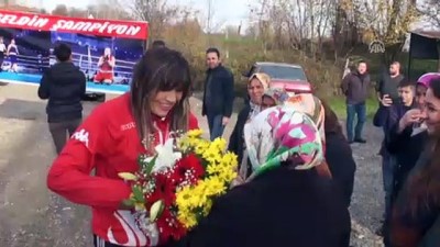 gumus madalya - Milli boksör Şennur Demir'e coşkulu karşılama - BARTIN Videosu