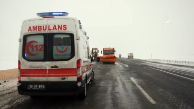 gizli buzlanma - Kars'ta trafik kazaları: 4 yaralı  Videosu
