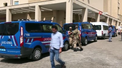 mahkum yakinlari -  Siverek cezaevinde mahkum yakınları ile gardiyanlar birbirine girdi: 2 yaralı Videosu