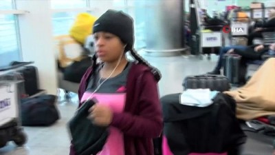 mahsur kaldi -  12 gündür havalimanında yaşıyorlar...Paraları olmadığı için ülkelerine gidemeyen Kolombiyalı dansçılar Atatürk Havalimanı'nda kalıyor  Videosu