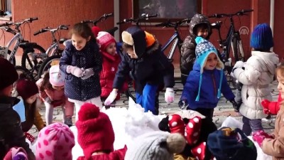 kardan adam - Edremit'te anaokulu öğrencileri karla tanıştı - BALIKESİR Videosu