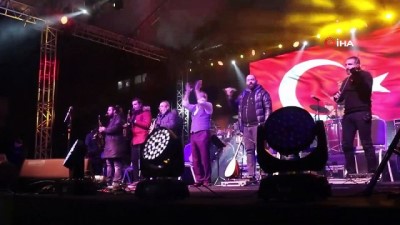 mavi gozler -  Eksi 5 derecede Volkan Konak konseri Videosu