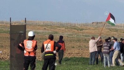 zirhli araclar - İsrail askerleri Gazze sınırında 20 Filistinliyi yaraladı (3) - HAN YUNUS Videosu