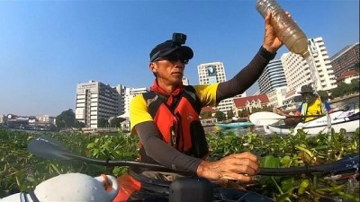 cevre sorunlari - Tayland'da çevreciler nehirde kürek çekerek çöp topluyor Videosu