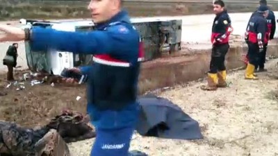 yolcu otobusu -  Yozgat’ta yolcu otobüsü devrildi: 1 ölü, 15 yaralı  Videosu