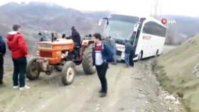 kurtarma operasyonu -  Çamura saplanan yolcu otobüsünü traktörle kurtardılar  Videosu