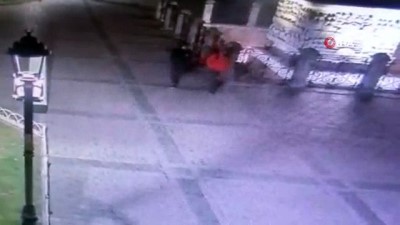 mobese kameralari -  İran uyruklu hırsızlar turistin çantasını boşalttı...Şüpheli şahıslar kamerada  Videosu