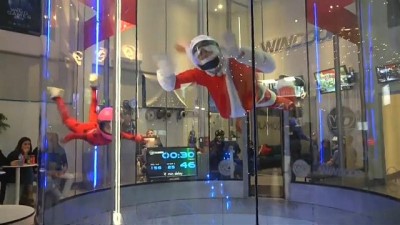 ispanya - İspanya: Noel Baba rüzgar tünelinin içinde gösteri yaptı Videosu