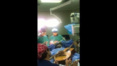 ameliyat masasi -  | Ünlü cazcı Musa Manzini beyin ameliyatı sırasında gitar çaldı Videosu