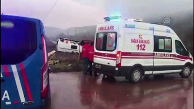 direksiyon - Cenazeden dönenleri taşıyan midibüs devrildi: 19 yaralı - BURSA Videosu