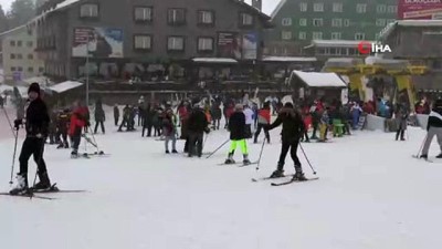 kar yagisi -  Uludağ'a hafta sonu yoğunluğu, tatilciler akın ediyor  Videosu