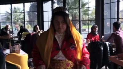 isaret dili - Down sendromlu gençler, yöresel kıyafetlerle kafeyi 'renklendirdi' - GAZİANTEP Videosu