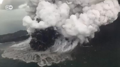 Endonezya'da Anak Krakatau yanardağının patlama anı