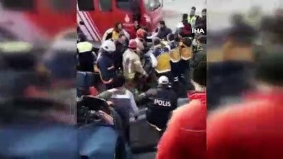 trafik polisi -  TEM otoyolunda hafriyat kamyonu, uygulama yapan polis aracına çarptı  Videosu