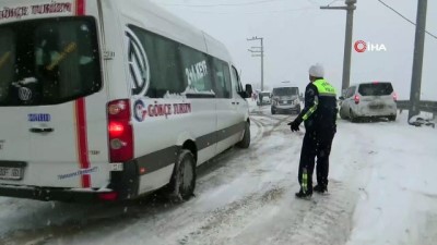  Uyarı anonsları zırhlı araçlarla yapıldı... Karda mahsur kalan araçları ekipler kurtardı