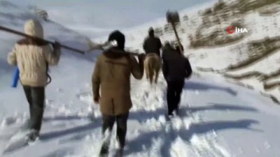  VASKİ ekibinin zorlu kış mesaisi...Malzemeleri omuzlarında taşıyan ekipler 3 kilometre yol giderek arıza bölgesine ulaştı