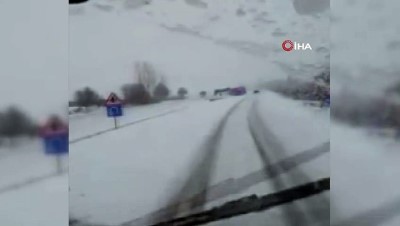  Afyonkarahisar’da aşırı yağan kar nedeniyle bağlantı yolları trafiğe kapandı