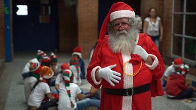 yilbasi - Dünyada Noel kutlamaları: Bono konseri, plajda yılbaşı ağacı, Kolombiyalı Noel Baba Videosu