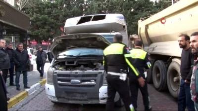 trafik polisi -  Kamyonet hırsızları ile polis arasındaki nefes kesen kovalamaca kamerada  Videosu