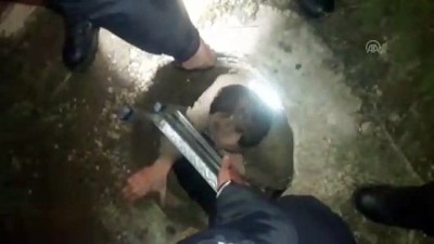 mahsur kaldi - Kanalizasyon çukuruna düşen köpeği bekçi kurtardı - BURSA  Videosu