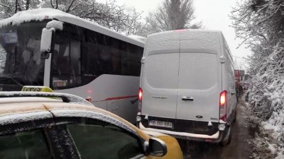 Kar yağışı Uludağ'a ulaşımı aksatıyor - BURSA