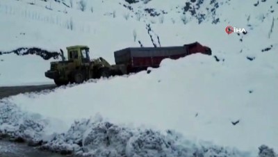mahsur kaldi -  Karda mahsur kalan araçlar kurtarıldı  Videosu