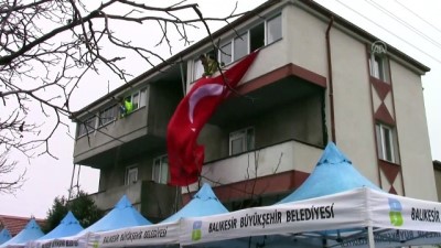 askeri helikopter - Şehit Yılmaz'ın babaevine Türk bayrağı asıldı - BALIKESİR Videosu