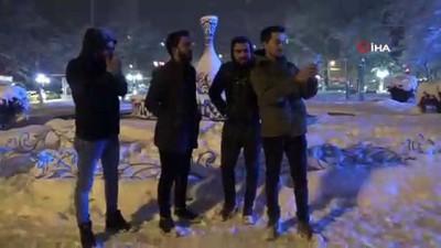  Şehrin simgesinde kar topu savaşı