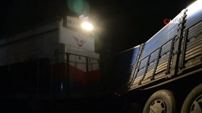 gaba -  Tren hemzemin geçidinde tıra çarptı  Videosu