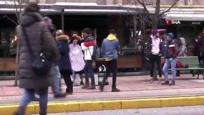 universite ogrencisi -  Cadde ortasında tıraş keyfi  Videosu
