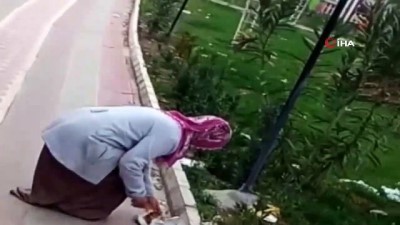 hasta yakini -  Hastane bahçesinde gördüğü sokak köpeğiyle simidini paylaştı  Videosu