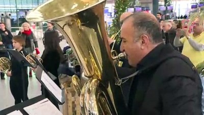 orkestra sefi - Havaalanında senfonik yeni yıl konseri - İZMİR Videosu