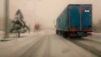kuyular -  Kahramanmaraş-Kayseri yolunda kar yağışına hazırlıksız yakalanan sürücüler yolda kaldı Videosu