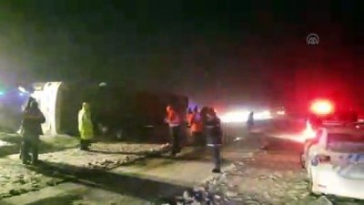 yolcu otobusu - Kırşehir'de yolcu otobüsünün devrildi (1) - KIRŞEHİR  Videosu