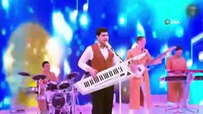  - Türkmenistan Devlet Başkanı Berdimuhamedov’dan Üç Dilde Yılbaşı Şarkısı
- Berdimuhamedov, Kendi Yazdığı Şarkıyı Seslendirdi 