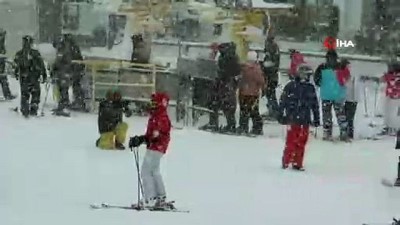 mahsur kaldi -  Uludağ'da yoğun karda otomobiller kayboldu, kar en çok tatilcilere yaradı Videosu