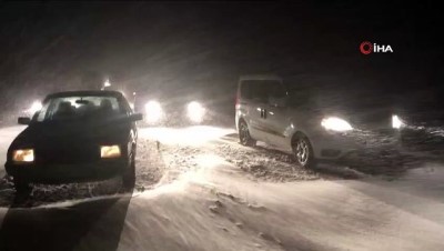mahsur kaldi -  Yoğun kar yağışı ve tipi nedeniyle araçlar yolda mahsur kaldı  Videosu