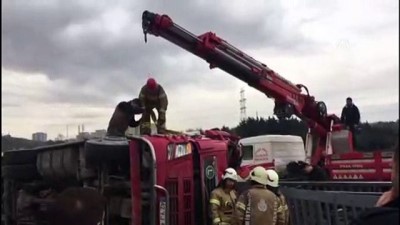 Bayrampaşa‘da kontrolden çıkan tır devrildi - İSTANBUL 