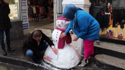 farkindalik -  Bu kardan adamın yüzü gülmüyor  Videosu