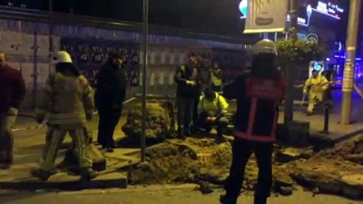 gaz akisi - Kadıköy'de iş makinesi doğal gaz borusunu deldi - İSTANBUL  Videosu