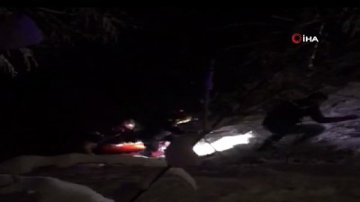 direksiyon -  Kar altında can pazarı...Direksiyon hakimiyetini kaybetti, 30 metre yükseklikten uçtu: 3 yaralı  Videosu