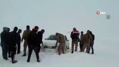 mahsur kaldi -  Kar ve tipi kazayı beraberinde getirdi: 4 yaralı  Videosu