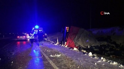 polis araci -  Karaman’da muz yüklü kamyon devrildi: 1 yaralı  Videosu