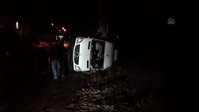 elektrik diregi - Köpeğe çarpmamak için manevra yapınca minibüs devrildi: 7 yaralı - KOCAELİ  Videosu