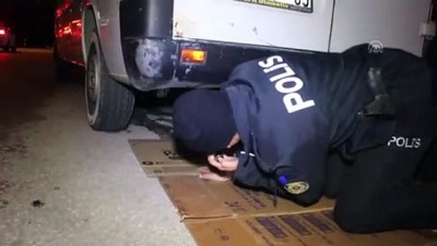 polis memuru - Minibüste sıkışan kediyi polisler kurtardı - ADANA Videosu